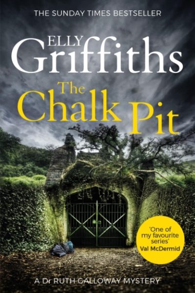 The Chalk Pit : The Dr Ruth Galloway Mysteries 9 by Griffiths, Elly